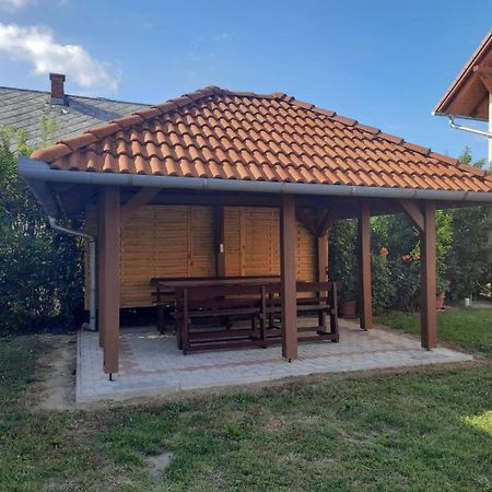 Nora Apartman Балатонлеле Екстериор снимка